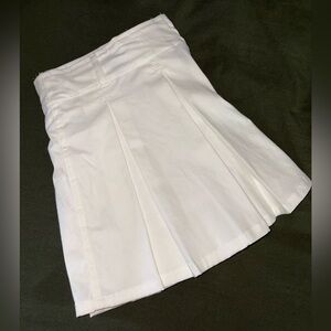Chic White Pleated Mini Skirt